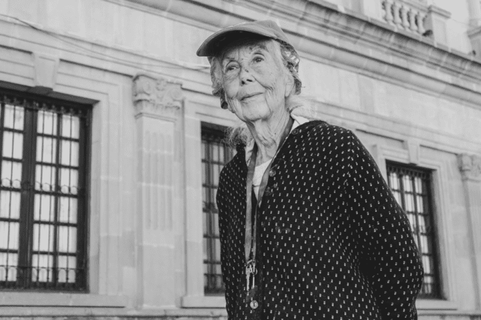 Abuelita ofrece manzanas a cambio de fotografías