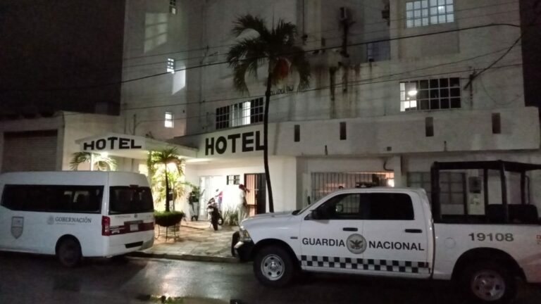 Aseguran al menos 25 migrantes indocumentados en hotel de Cancún