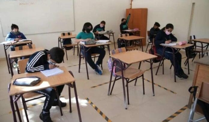 Será a partir de este lunes cuando los alumnos vuelvan a clases presenciales de manera escalonada, confirmó el mandatario estatal. Foto: SIM