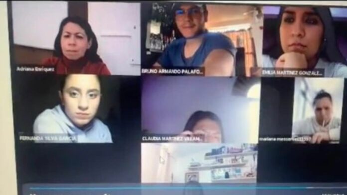 VIDEO: Se le enciende el micrófono durante clase en línea y cuenta su primer beso