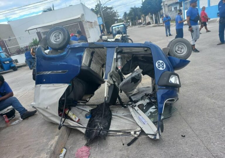 Taxi vuelca a un mototaxi en Cancún y se da a la fuga