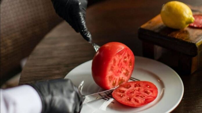 Restaurante de CDMX vende ensalada de jitomate en 300 pesos