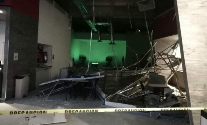 El techo de la dulcería de un Cinemex colapsó en Puebla; todas las personas alcanzaron a correr, excepto dos, que tuvieron lesiones leves. Foto: Televisa Puebla