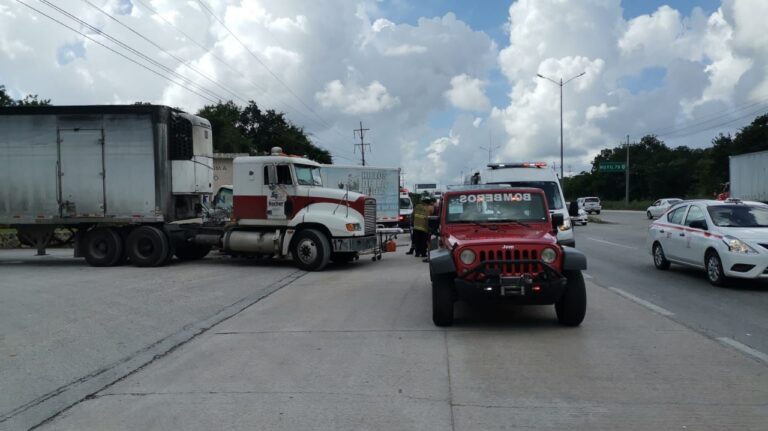 Chocan tres camiones en Playa del Carmen; hay una persona herida