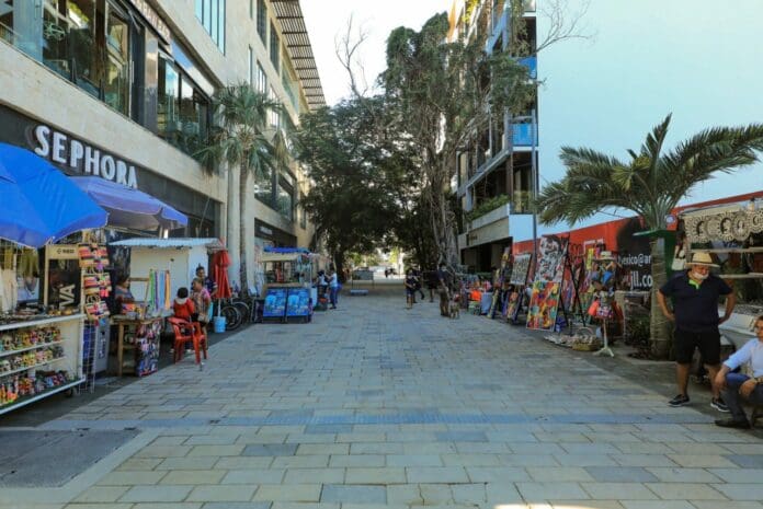 En orden es como luce la Quinta Avenida de Solidaridad gracias a las diversas acciones que realizan las autoridades del municipio. Foto: Ayuntamiento de Solidaridad