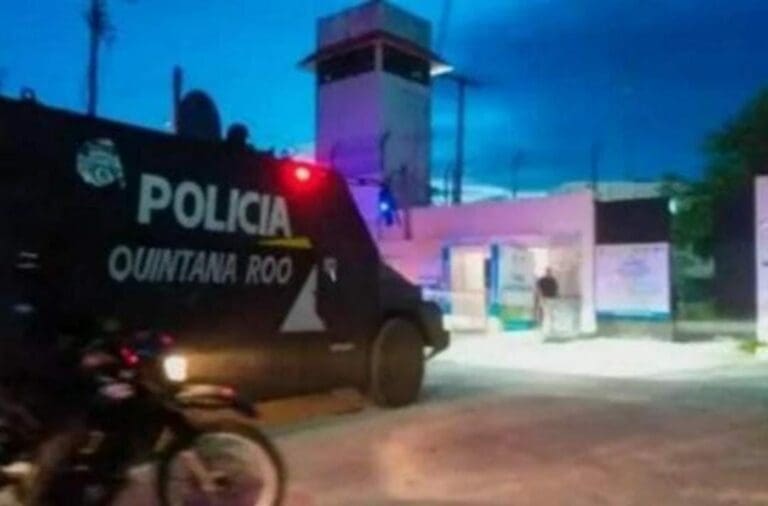 Varias armas y dosis de droga fueron encontradas en el Cereso de Cancún durante un cateo realizado este fin de semana en dicho sitio. Foto: SIM