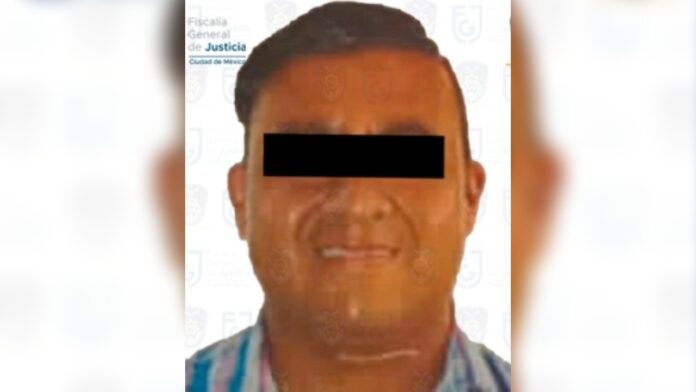 Descubren a trabajador del reclusorio metiendo alcohol en botes de yogurt