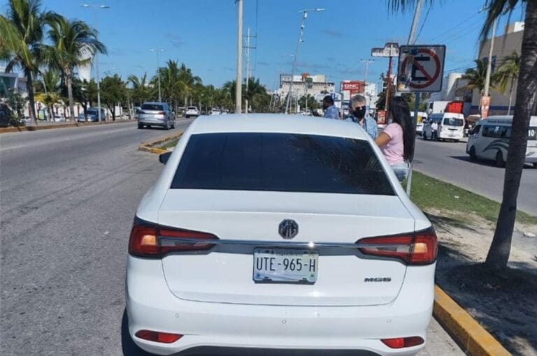 Un adulto mayor se encuentra muy delicado de salud luego de que fuera atropellado frente a un centro comercial en Cancún. Foto: SIM