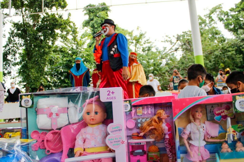 En ameno festival cortan la Rosca Monumental en Puerto Morelos