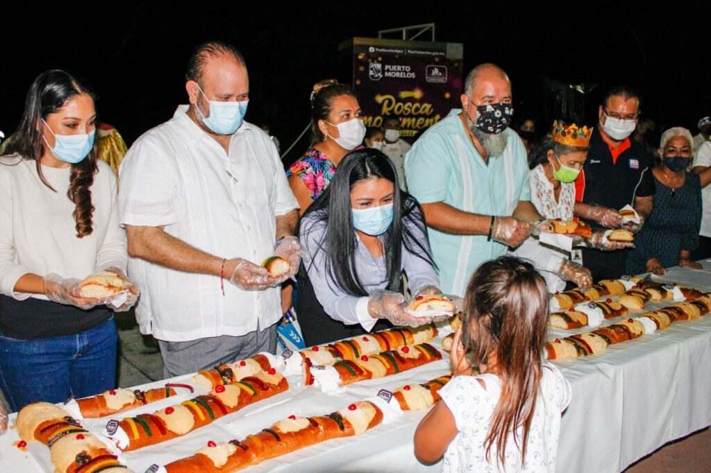 En ameno festival cortan la Rosca Monumental en Puerto Morelos