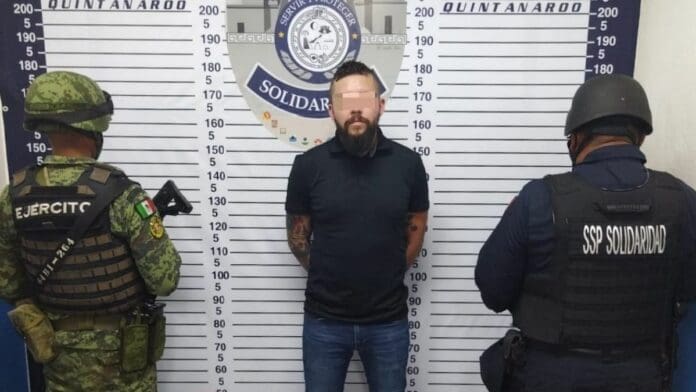 Aseguran a sujeto con dos armas de fuego y 135 cartuchos en Playa del Carmen