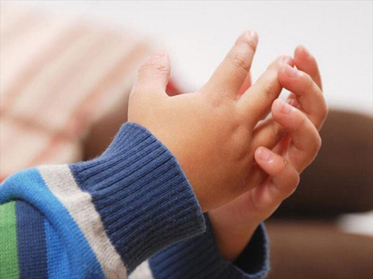 Rescatan a niño, le quemaban las manos en su casa