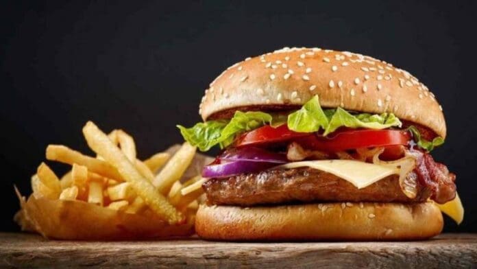 Se horroriza al desempaquetar hamburguesa olvidada hace más de 4 años dejará de comer comida rápida