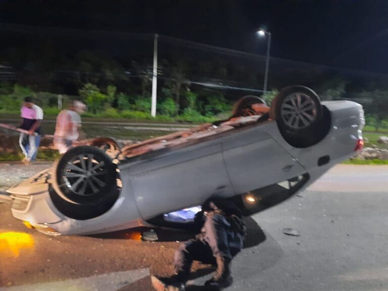 Joven vuelca su auto y resulta ileso, en Cancún
