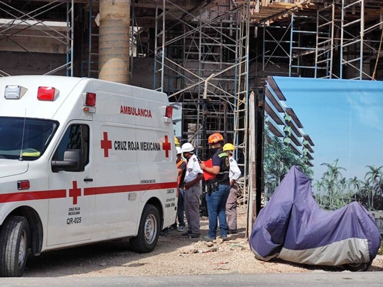Albañil cae de un edificio en construcción en Cancún; lo reportan grave