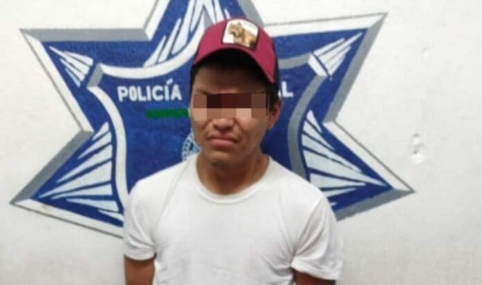 Un narcomenudista fue detenido por la Policía sobre la famosa Quinta Avenida de Playa del Carmen; llevaba varias dosis en su poder. Foto: SP de Solidaridad