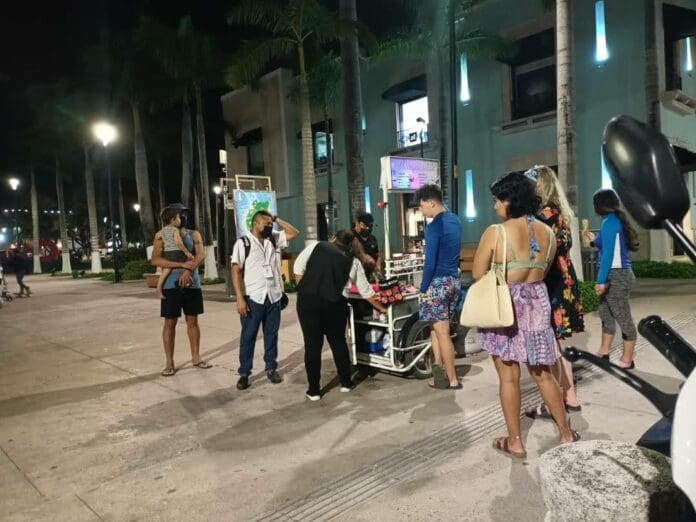 Desalojan con policías a ambulantes en Cozumel