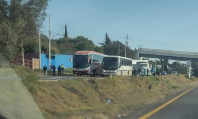 Normalistas se apoderan de cinco autobuses sobre la carretera Morelia Pátzcuaro