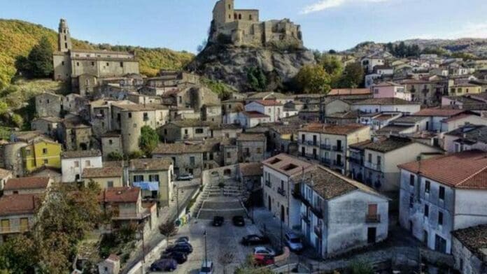¡Increíble! Casas por 24 pesos en Italia