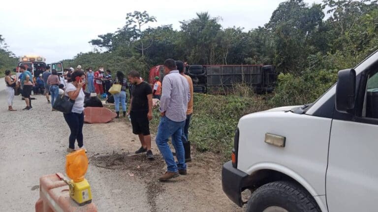 Confirma FGE 8 personas fallecidas tras accidente en la carretera Kantunilkin-Cancún