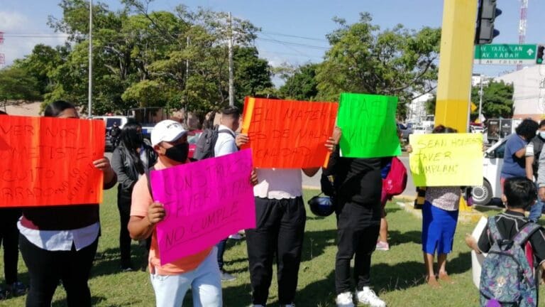 Protestan vecinos de la colonia Paseos Kuzamil por deterioros de viviendas de la empresa Javer