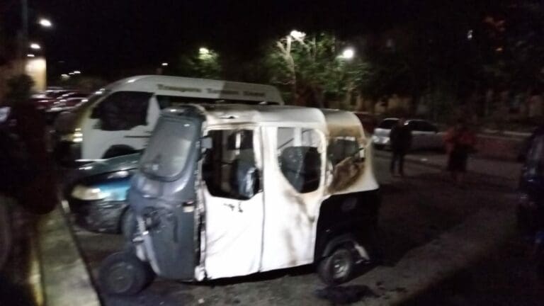 Incendian dos mototaxis en Cancún por presunto derecho de piso