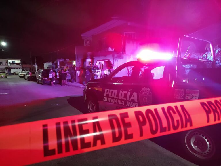 Un sujeto que presuntamente padece de sus facultades mentales asesinó a su padre a machetazos la noche de este jueves en Cancún. Foto: SIM