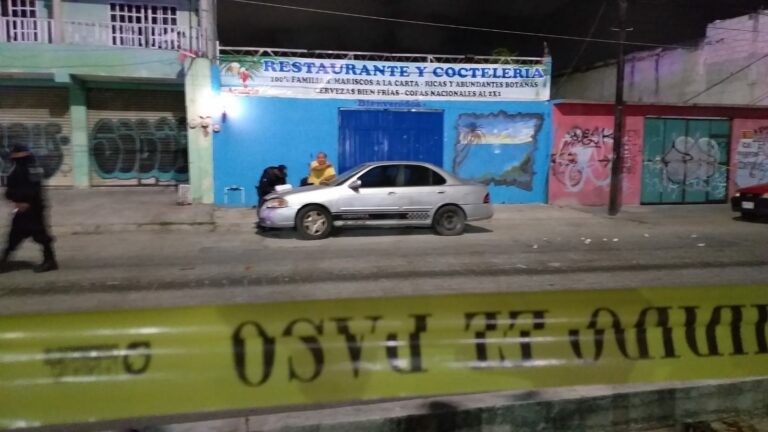 Disparan afuera de una coctelería de Cancún 