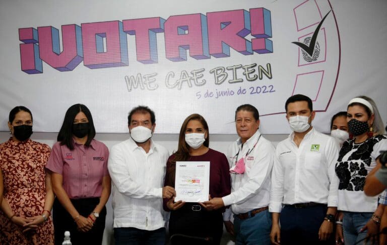 Mara Lezama recibe su constancia como candidata a Gobernadora