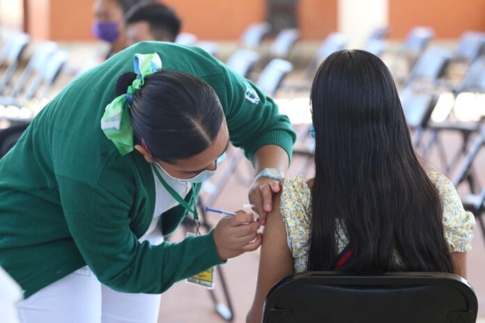 Anuncian nuevas fechas de vacunación para las personas rezagadas en Cancún. Tanto para menores de 15 a 17 como para adultos.