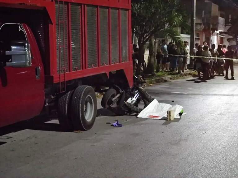 Un motociclista perdió la vida en Cancún, luego de que se estrellara contra una camioneta de tres toneladas que se encontraba estacionada. Foto: SIM