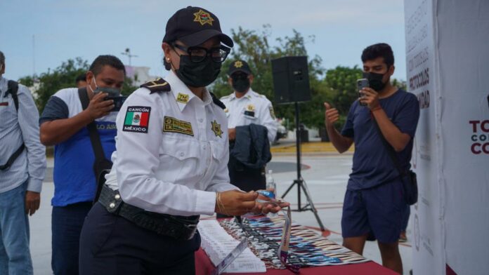 Entregan gafetes de identificación a elementos de tránsito de Cancún