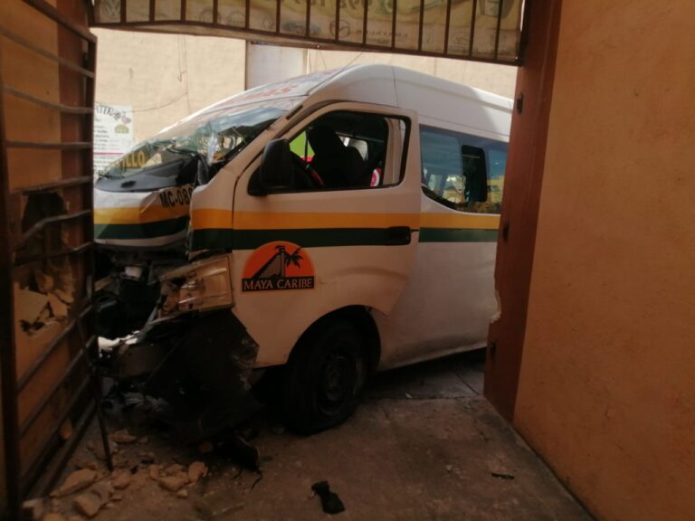 Combi choca contra edificio en Cancún; chofer queda atrapado