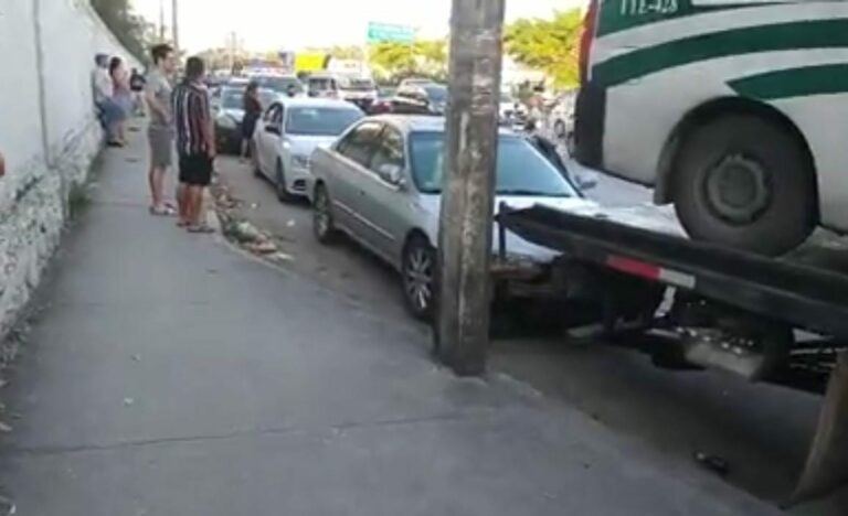 Deja 'carambola' varias personas lesionadas frente al batallón militar en Cancún