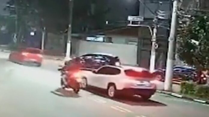 En redes sociales se hizo viral el momento en que una mujer atropelló a dos sujetos a bordo de una motocicleta que querían asaltarla.