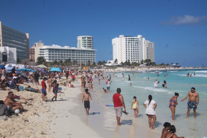 Playas de Cancún, a reventar por fin de semana largo