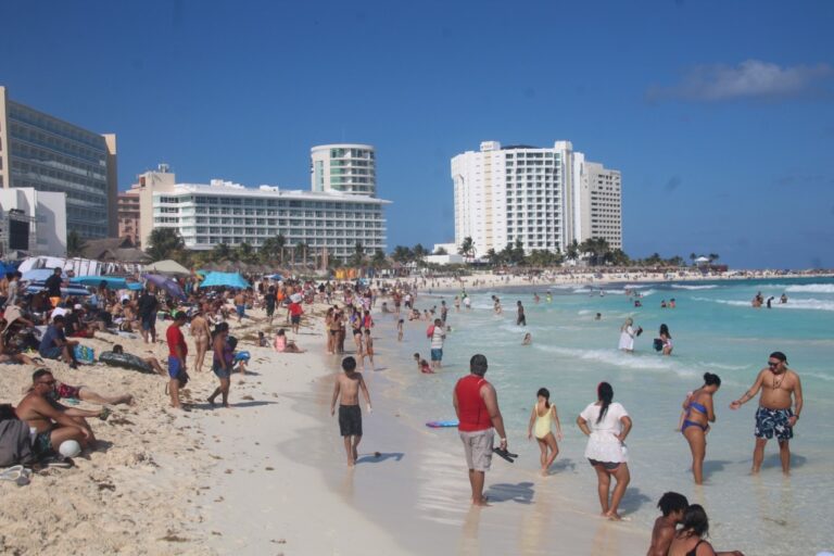 Playas de Cancún, a reventar por fin de semana largo