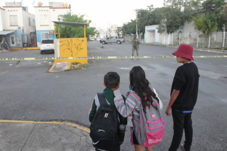 Abandonan cuerpo maniatado afuera una primaria en Villas Otoch Paraíso