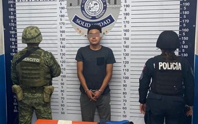 Un binomio canino descubrió que un sujeto llevaba un ladrillo con coca en el transporte público en Playa del Carmen. Foto: SP de Solidaridad