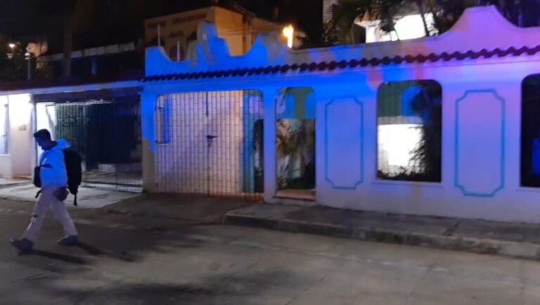 Asesinan a médico a puñaladas en su departamento en Cancún