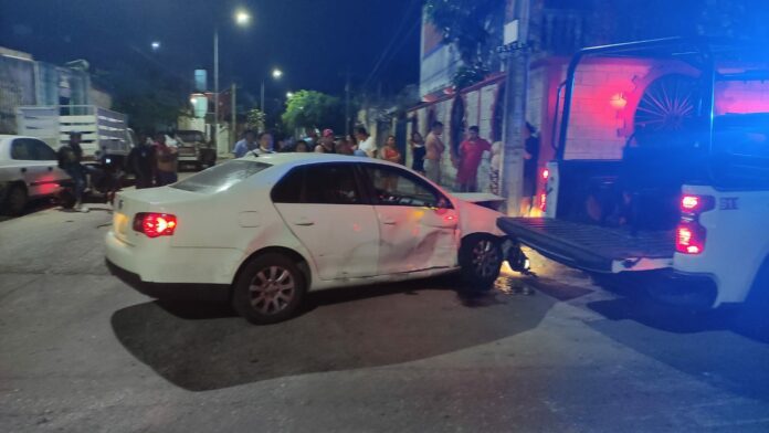 Patrulla de la Guardia Nacional choca contra carro en Playa del Carmen