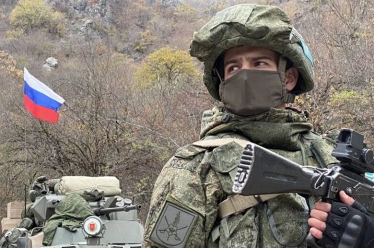 Video: soldado ruso camina entre ucranianos sosteniendo granadas y suplica que se rindan Video: soldado ruso camina entre ucranianos sosteniendo granadas y suplica que se rindan