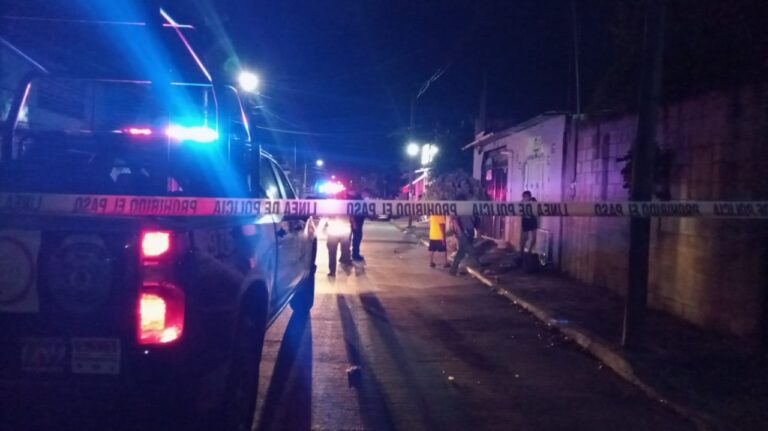 Balean a tres personas afuera de una casa en Cancún