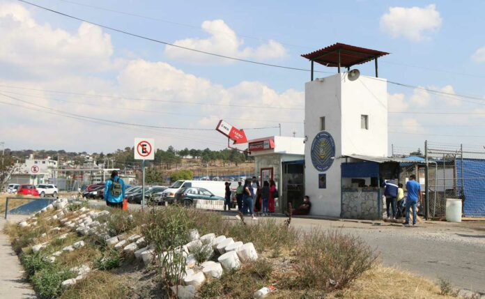 Incautan más de mil celulares en el penal de San Miguel en Puebla