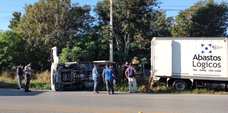 Se vuelca camión de carga en las inmediaciones del Aeropuerto de Cancún