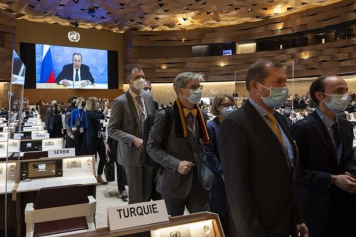 Representantes en la ONU abandonan sala mientras ministro ruso da mensaje