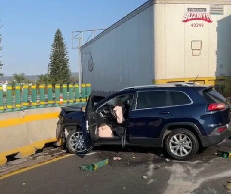 Tráiler se queda sin frenos e impacta a dos autos en la México-Cuernavaca Tráiler se queda sin frenos e impacta a dos autos en la México-Cuernavaca