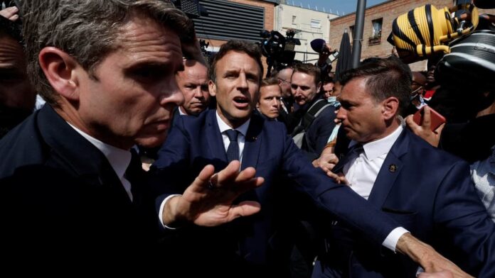 Lanzan tomates a Emmanuel Macron durante visita a un mercado