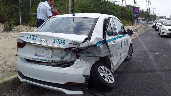 Chocan dos taxis en Playa del Carmen