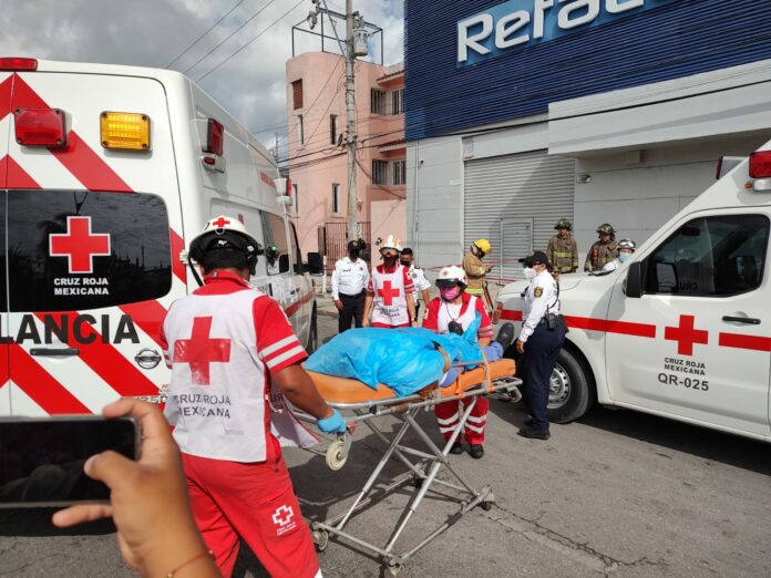 Auto pierde el control y mata a dos personas afuera de una tienda Apymsa en Cancún 